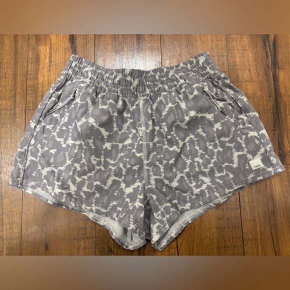 Vuori Dash Shorts in Opal Spots Gray White Women’s Small - Picture 5 of 13